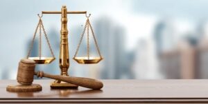 Balanza y mazo de justicia - servicios jurídicos abogada Buenos Aires